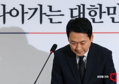 [포토] 인사하는 장동혁 국민의힘 대표