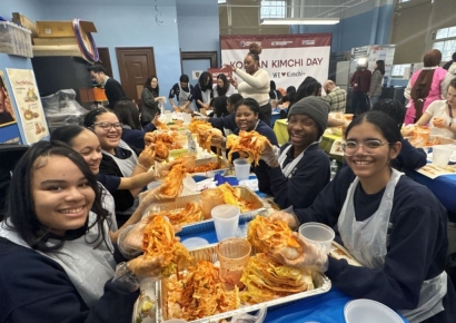 "매일 이렇게 먹다니 韓 부러워"…요즘 美고교선 쓱쓱 배추 버무리며 '김치 좋아요'[K홀릭]
