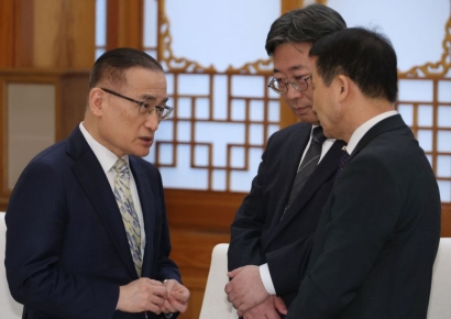 靑, 긴급 대미통상현안 회의…"기존 상호관세 무효, 불확실성 증가"