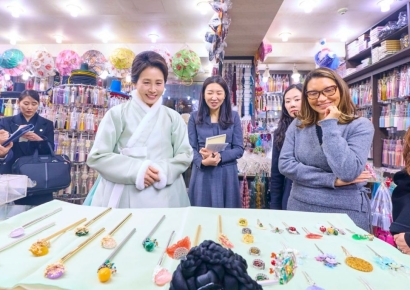 김혜경 여사, 브라질 영부인과 '커플 가락지'…'광장시장' 한복가게 찾아