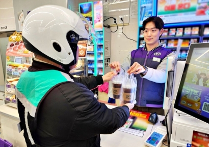 "밤 11시, 아아 땡기는데 카페 문 닫았다고?" 야행성 한국인들 홀린 편의점 커피 배달