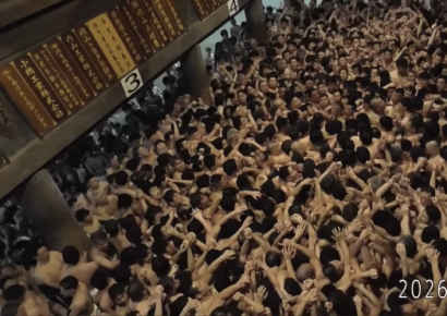 "부적 내꺼야" 우당탕…500년 전통 '알몸 축제' 1만명 몰리더니