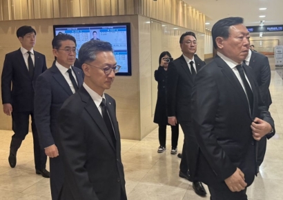 신동빈 회장, 신영자 롯데재단 의장 빈소 조문…해외일정 중 귀국(종합)