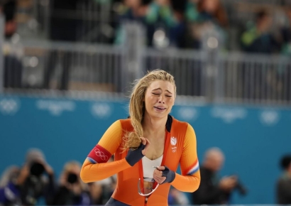 '스포츠 브라 노출' 네덜란드 빙속 스타 경기복, 경매가 1000만원 넘길 듯