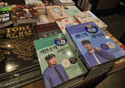 "유튜버 궤도 포토카드 얻으려 책 20권 샀다"…'아이돌 앨범깡' 닮아가는 서점가