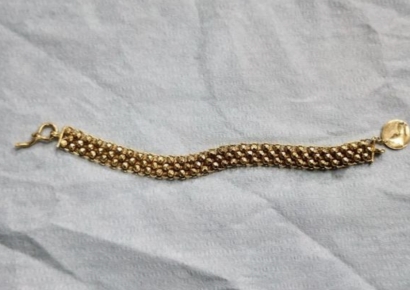 "어떡해" 13돈 금팔찌 실수로 물내려 '발 동동'…열차 화장실 뒤져 찾아줬다