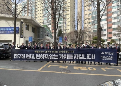 "빨간 넥타이 부대 20여명 대동"…'재건축 최대어' 압구정에 승부 건 건설사[부동산AtoZ]