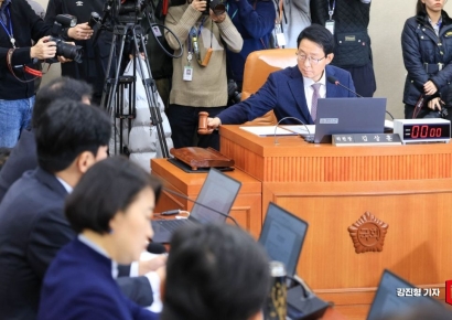 [포토] 의사봉 두드리는 김상훈 위원장