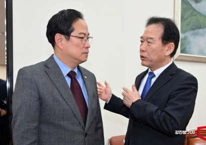 [포토] 의견 나누는 국회 재경위 여야 간사