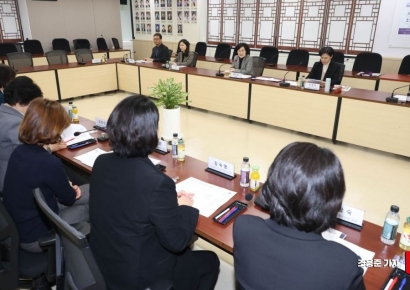 [포토] 전국여성정책네트워크와 간담회하는  원민경 장관