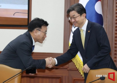 [포토] 악수하는 이억원 위원장과 박상진 산업은행 회장