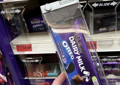 "초콜릿 좀 그만 훔쳐가"…英 마트들이 내놓은 '묘안'