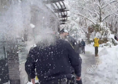 눈싸움 중 경찰에 눈덩이 투척…美 뉴욕서 공방 확산