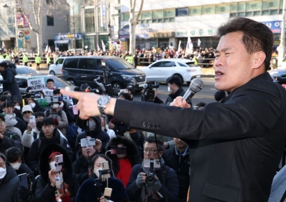 "오세훈, 니 좌파냐!" 반말호통 전한길…'윤어게인 콘서트' 장소 제공 압박