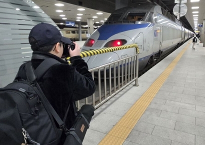 수서역에 뜬 파란 KTX…10년 '쪼개진 철도' 합치니 955석도 모자랐다