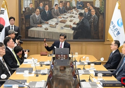 [2026 재산공개]이창용 한은 총재, 10억 증가한 54.5억…금통위원 모두 재산 증가