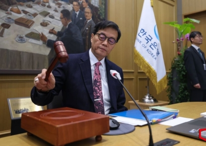 "전쟁에 물가 우려…4월 금통위, '만장일치' 금리 동결 전망"