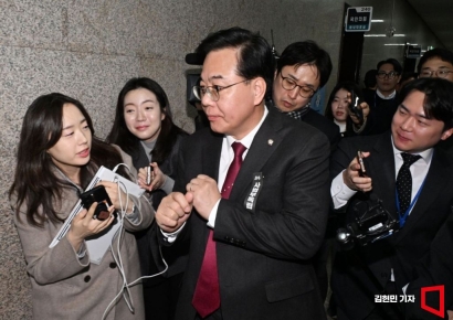 [포토] 'TK 통합법' 논의 마치고 나서는 송언석