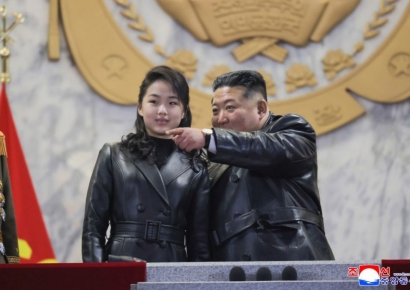 김정은 옆자리 넘어 '센터'에 딱…환호 속 김주애 존재감 키운 北 의도 보니