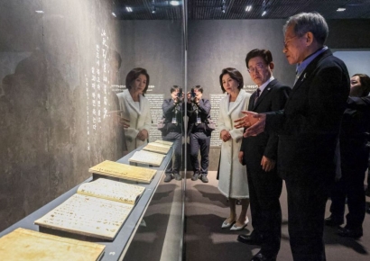 李대통령 부부, 국중박 방문…'우리들의 이순신' 관람