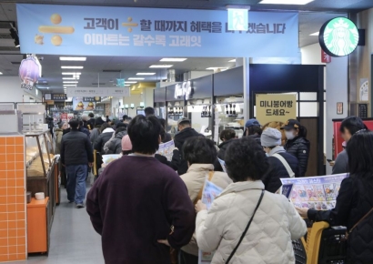 [르포]셔터 열리자마자 우다다…"남편이랑 2팩씩 따로" 880원 삼겹살 대란의 현장