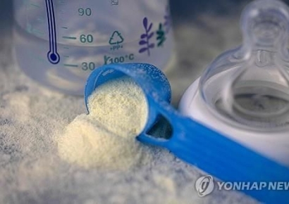 아기 3명 숨졌다…"모유랑 똑같이 만든다더니 '독소' 범벅" 분유 정체