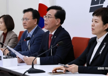 [포토] 당사 압색에 송언석 "정권 충견이 野 심장 찔러…야당말살"