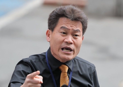 '경찰 출석' 전한길 "수갑 차고라도 이준석 토론회 나갈 것"