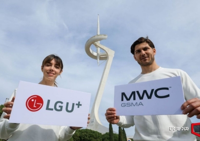 [포토] 몬주익 통신타워에서 MWC 개막 알리는 LG 유플러스