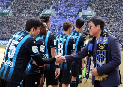 최휘영 장관 K리그1 개막 현장 방문…프로축구 발전 방안 논의 
