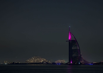 '무차별 공격'에 두바이 랜드마크 '활활'…드론 공격 막았지만 파편에 화재[美 이란 공습]