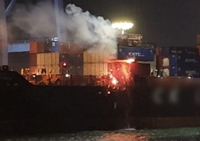 숯 실은 2만톤급 컨테이너선 화재…12시간 만에 완진