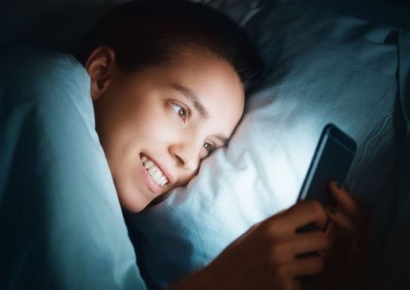 "머리맡 휴대전화, 암 유발?"…7년 추적 실험 결과는