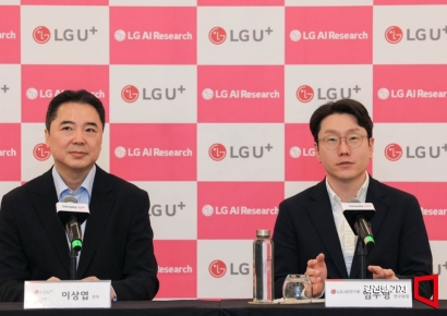 [포토] 취재진 질문에 답하는 임우형 LG AI연구원장