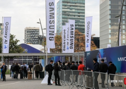 [포토] MWC2026 전시장 입구에 설치된 삼성 갤럭시 AI 홍보 깃발