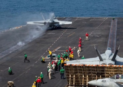 "육지와 바다가 무덤 될 것"…이란, 美 항모 링컨호에 탄도미사일 4발[美 이란 공습]