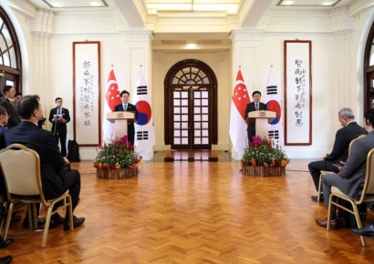 '싱가포르 北美회담' 소환한 李대통령 "한반도 평화에 역할 해달라"…FTA 개선협상도 개시 (종합)