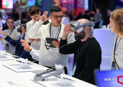 [포토] MWC 2026, 갤럭시 XR 체험하는 참가자들