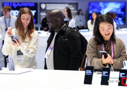 [포토] 갤럭시 S26 울트라 체험하는 MWC 참가자들