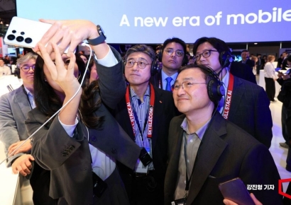 [포토] 함께 사진 촬영하는 노태문 삼성전자 사장-정재헌 SK텔레콤 사장