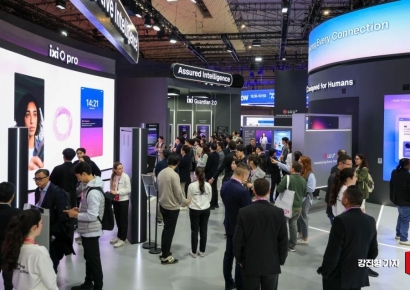 [포토] LG 유플러스 익시오 체험 나선 MWC 참가자들