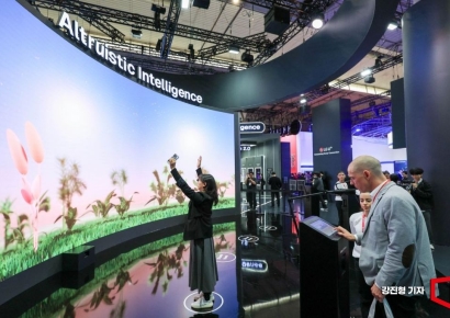 [포토] LG유플러스 AI 체험하는 참가자들