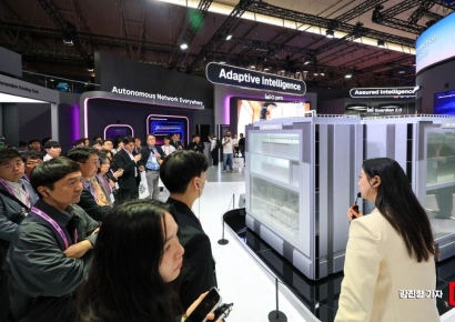 [포토] LG유플러스 부스 찾은 MWC 참가자들