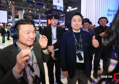 [포토] MWC 삼성 부스 방문한 홍범식 LG유플러스 대표