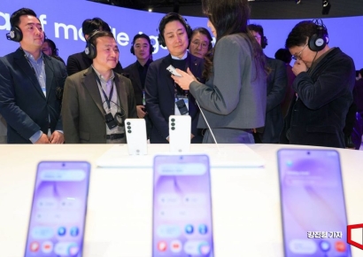 [포토] 삼성전자 갤럭시 부스 찾은 홍범식 LG유플러스 대표