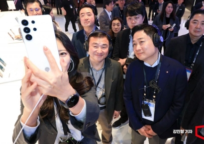 [포토] 함께 사진촬영하는 홍범식 LG유플러스 대표-노태문 삼성전자 대표이사 사장