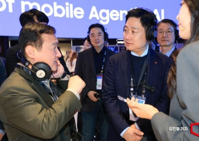 [포토] 의견 나누는 노태문 삼성전자 대표이사 사장-홍범식 LG유플러스 대표