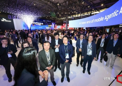 [포토] 삼성 AI 설명 듣는 홍범식 LG유플러스 대표