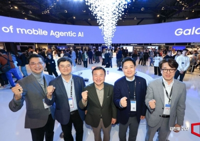 [포토] 홍범식 LG유플러스 대표, MWC 삼성 갤럭시 부스 방문