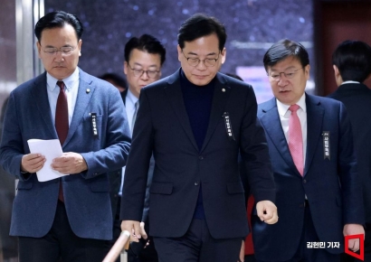 [포토] 원내대책회의 향하는 송언석